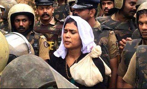 അയ്യപ്പന്‍ ഹിന്ദുവല്ലെന്ന് ഫെയ്‌സ് ബുക്കില്‍ പോസ്റ്റിട്ടയാള്‍ എന്തിനാണ് ശബരിമലയ്ക്ക് പോയത് ? ;  വിശ്വാസിയാണോയെന്ന് രഹന ഫാത്തിമയോട് ഹൈക്കോടതി