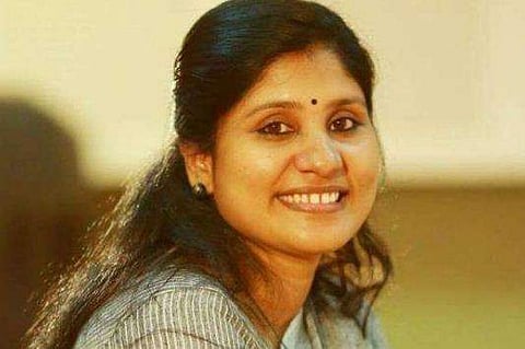 'കലേഷിന്റെ കവിതയില്‍ മിനുക്ക് പണി നടത്തിയത് ഞാനാണ്, ജാഗ്രതക്കുറവിന് ക്ഷമ ചോദിക്കുന്നു'; പക്ഷേ മോഷ്ടിച്ചിട്ടില്ലെന്ന് ദീപാ നിശാന്ത് 