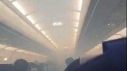 പറക്കലിനിടെ  വിമാനത്തില്‍ പുക നിറഞ്ഞു, എമര്‍ജിന്‍സി ലാന്‍ഡിങ് നടത്തി (വിഡിയോ)