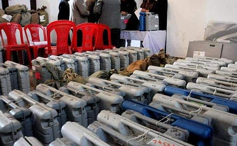 സിസി ടിവികള്‍ 'കണ്ണടച്ച'ത് സ്ഥിരീകരിച്ച് തിരഞ്ഞെടുപ്പ് കമ്മീഷന്‍ ; വോട്ടിങ് മെഷീനുകളില്‍ തിരിമറി നടത്തിയെന്ന ആരോപണം ശക്തമാകുന്നു