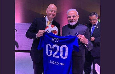 'മോദി' ജഴ്‌സിയുമായി ഫിഫ;  സമ്മാനവുമായി എത്തിയത് പ്രസിഡന്റ് ജിയാനി ഇന്‍ഫാന്റിനോ 