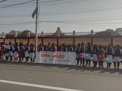 'പെരുന്നയിലെ പ്രമാണിമാരുടെ ദ്രവിച്ച ആചാരങ്ങളൊടൊപ്പമല്ല, നവോത്ഥാനമൂല്യങ്ങള്‍ക്ക് ഒപ്പം' ; എന്‍എസ്എസിന്റെ കോളേജില്‍ തന്നെ വനിതാ മതില്‍ സംഘടിപ്പിച്ച് എസ്എഫ്‌ഐ ( ചിത്രങ്ങള്‍ )