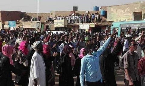 ബ്രെഡിന്റെയും പെട്രോളിന്റെയും വില കൂട്ടി ; പ്രതിഷേധവുമായി ജനങ്ങള്‍ തെരുവില്‍, എട്ടുപേരെ പൊലീസ് വെടിവച്ചു കൊന്നു