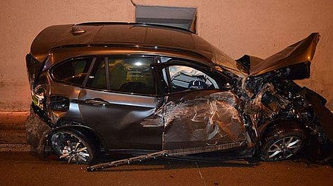 ഡ്രൈവര്‍ ഉറങ്ങിപ്പോയി, ബിഎംഡബ്ല്യൂ റോഡിലെ കൈവരിയിലിടിച്ച് പറന്നുയര്‍ന്നു, ടണലിന്റെ മുകളിലിടിച്ച് താഴേക്കും ; ശ്വാസം നിലയ്ക്കും ഈ വീഡിയോ കണ്ടാല്‍!