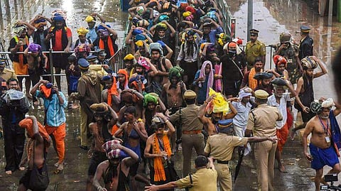 അപ്പാച്ചിമേട് പിന്നിട്ട് രണ്ട് യുവതികള്‍; സുരക്ഷയൊരുക്കി പൊലീസ്, ദര്‍ശനത്തിനെത്തിയത് കോഴിക്കോട്, മലപ്പുറം സ്വദേശിനികള്‍ 