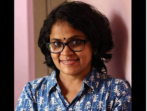 ആചാരസംരക്ഷകര്‍ക്കെതിരായ വലിയ പ്രതിരോധം: വനിതാ മതിലിന് പിന്തുണയുമായി സംവിധായിക വിധു വിന്‍സെന്റ് 