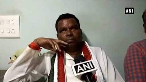 എഴുത്തും വായനയും അറിയില്ല; മന്ത്രിക്ക് വേണ്ടി സത്യപ്രതിജ്ഞ ചൊല്ലി ഗവര്‍ണര്‍