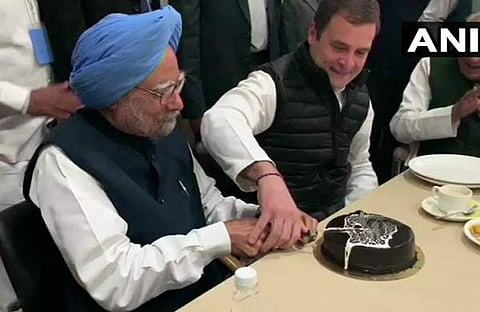 കോണ്‍ഗ്രസിന് ജന്മദിനം; കേക്കു മുറിച്ചത് മന്‍മോഹന്‍ സിങ്ങും രാഹുല്‍ ഗാന്ധിയും (വിഡിയോ)