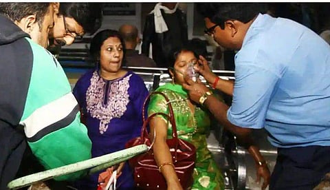 ഓടിക്കൊണ്ടിരിക്കുന്ന മെട്രോ ട്രെയ്‌നിന് തീപിടിച്ചു; യാത്രികര്‍ ടണലിലൂടെ ഇറങ്ങി ഓടി; 16 പേര്‍ കുഴഞ്ഞുവീണു