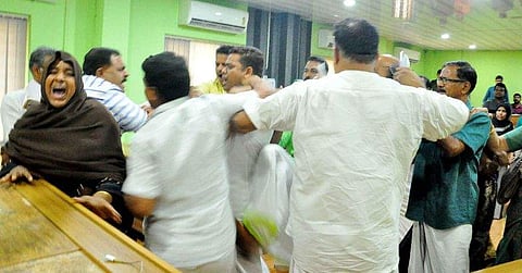 കോട്ടക്കല്‍ നഗരസഭാ കൗണ്‍സിലില്‍ സിപിഎം- മുസ്ലീം ലീഗ് അടിപിടി: അഞ്ച് പേര്‍ ആശുപത്രിയില്‍