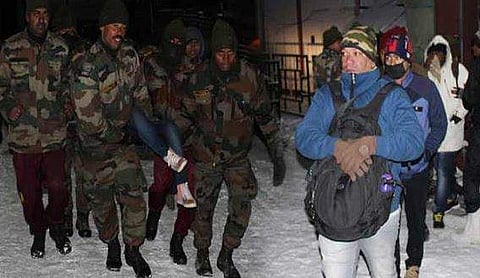 മഞ്ഞു വീഴ്ച രൂക്ഷം; നാഥുല ചുരത്തില്‍  2500 സഞ്ചാരികള്‍ കുടുങ്ങി, രക്ഷകരായത്‌ സൈന്യം 