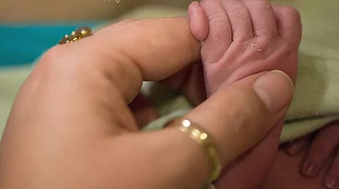 അധിക വിരലുകള്‍ വിവാഹത്തിന് തടസ്സം; ആറാം വിരല്‍മുറിച്ച് ചാണകം തേച്ചു; നവജാതശിശു രക്തംവാര്‍ന്നു മരിച്ചു