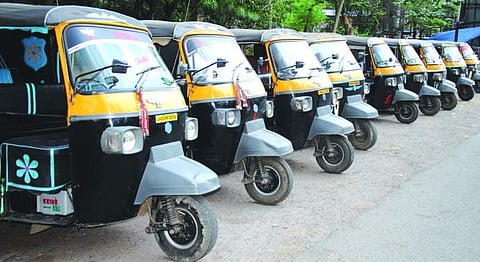 ഓട്ടോ നിരക്കിലെ കൊള്ളയ്ക്ക് സര്‍ക്കാര്‍ 'ആപ്പ്' ; ചാര്‍ജ് ഇനി മൊബൈലില്‍ തെളിയും