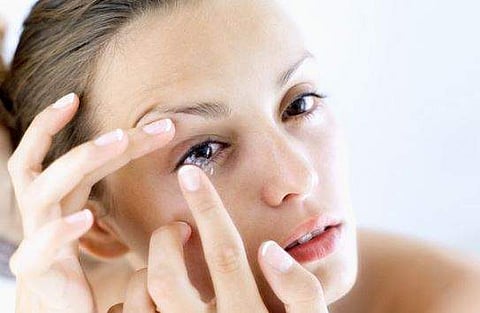 ഉറങ്ങുമ്പോഴും കോണ്‍ടാക്ട് ലെന്‍സ് ഉപയോഗിക്കാറുണ്ടോ? കാഴ്ച നഷ്ടപ്പെട്ടേക്കുമെന്ന് മുന്നറിയിപ്പ്