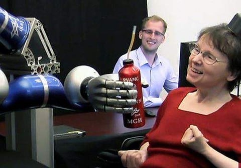 സ്‌ട്രോക്ക് വന്ന് തളര്‍ന്നവര്‍ക്ക് ഇനി സ്വയം വെള്ളം കുടിക്കാനും ടൈപ്പ് ചെയ്യാനും സാധിക്കും! തലച്ചോറിലെ സന്ദേശങ്ങള്‍ വായിക്കുന്ന കൃത്രിമക്കൈയ്യുമായി ശാസ്ത്രജ്ഞര്‍