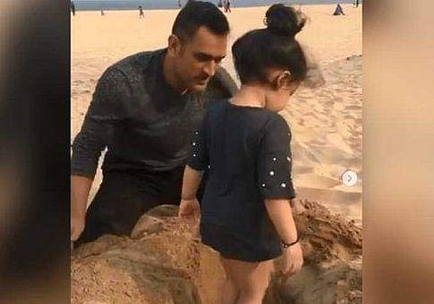 മണല്‍ കണ്ടാല്‍ ഇതാവും ചെയ്യുക; കുഴിയുണ്ടാക്കി, സിവയെ നിര്‍ത്തി മൂടി ധോനി