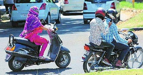 ഹെല്‍മെറ്റില്ലെങ്കില്‍ പെട്രോള്‍ നല്‍കേണ്ടെന്ന് പമ്പുടമകള്‍ക്ക് പൊലീസിന്റെ നിര്‍ദ്ദേശം ;  ജനുവരി ഒന്ന് മുതല്‍ പ്രാബല്യത്തില്‍