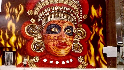 കണ്ണൂര്‍ വിമാനത്താവളത്തില്‍ യാത്രക്കാരെ വരവേല്‍ക്കാന്‍ ഒരുങ്ങി വിഷ്ണുമൂര്‍ത്തി തെയ്യം