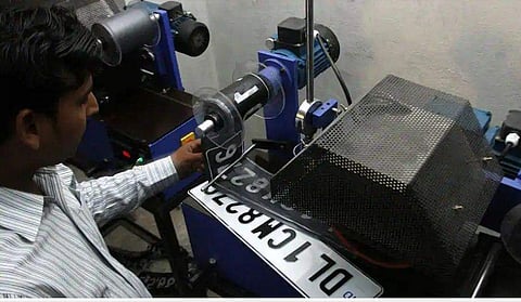 ഇനി മോഷ്ടിച്ച കാർ നിരത്തിലിറക്കാനാവില്ല; നമ്പർ പ്ലേറ്റ് അഴിച്ച് മാറ്റിയാൽ ഉപയോ​ഗ ശൂന്യം; അതിസുരക്ഷാ നമ്പർ പ്ലേറ്റുമായി കേന്ദ്ര സർക്കാർ