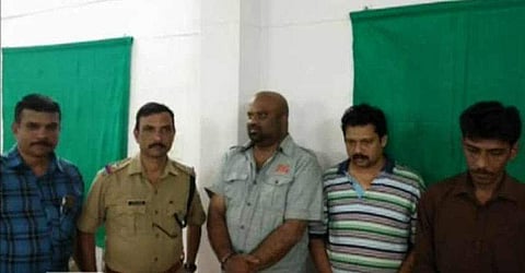 വിദേശത്ത് ലക്ഷത്തിലേറെ ശമ്പളം, വീട്ടില്‍ അതീവരഹസ്യമായി കളളനോട്ടടി; ഞെട്ടി നാട്ടുകാര്‍