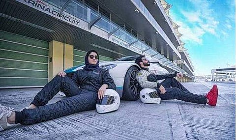 റേസിങ് കാറില്‍ വരനും വധുവും മുഖാമുഖം, പിന്നീട് ഒരു ഡ്രൈവ്; ഫോര്‍മുല വണ്‍ ട്രാക്കിലെ ആദ്യ വിവാഹ വീഡിയോ വൈറല്‍ 