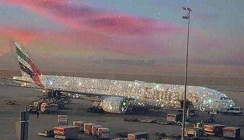 വജ്രക്കല്ലുകള്‍ കൊണ്ടു പൊതിഞ്ഞ എമിറേറ്റ്‌സ് വിമാനം കണ്ട് കണ്ണ് തള്ളി ഇന്റര്‍നെറ്റ് ലോകം; വൈറലായി ബ്ലിങ് 777 