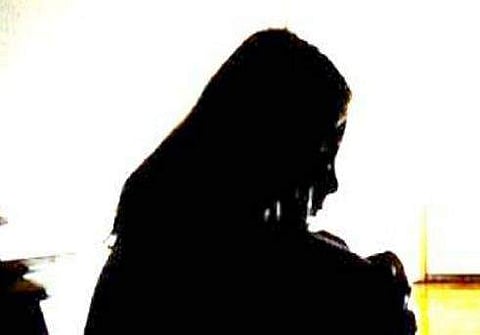 500 രൂപ മോഷ്ടിച്ചെന്ന് ആരോപണം, പതിനൊന്ന് വയസുകാരിയെ വായില്‍ തുണി തിരുകി കെട്ടിയിട്ട് മര്‍ദിച്ചു; അധ്യാപികയ്‌ക്കെതിരെ കേസ് 