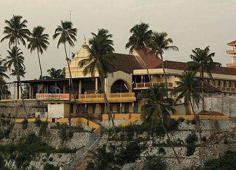 പിറവം പള്ളിക്ക് മുന്നില്‍  ബാരിക്കേഡുകള്‍ നിരത്തി പൊലീസ്; പള്ളി പിടിക്കാനെന്ന് അഭ്യൂഹം, വിശ്വാസികള്‍ തെരുവില്‍