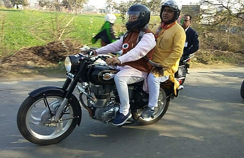 അമിത് ഷായെ വരവേല്‍ക്കാന്‍ മുഖ്യമന്ത്രിയും ബൈക്കില്‍ (വീഡിയോ) 