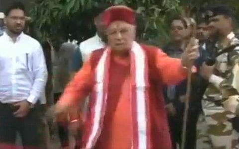 കത്രിക കിട്ടിയില്ല;കൈ ഉപയോഗിച്ച് നാട മുറിച്ച് മുരളി മനോഹര്‍ ജോഷിയുടെ ഉദ്ഘാടന പ്രതിഷേധം