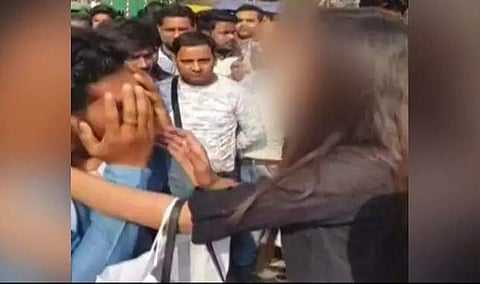 ആദ്യം മുഖത്തടി, പിന്നെ വലിച്ചിഴച്ച് പൊലീസ് സ്റ്റേഷനിലേക്ക്; പുറകെ നടന്ന് അശ്ലീലം പറഞ്ഞയാളെ യുവതി കൈകാര്യം ചെയ്തു