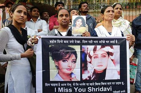 താരറാണിയെ അവസാനമായി കാണാന്‍ ആരാധകപ്രവാഹം; അന്ത്യോപചാരമര്‍പ്പിക്കാന്‍ ബോളിവുഡ് താരങ്ങളും