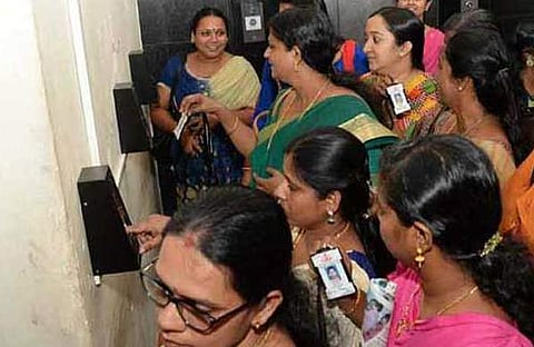 സെക്രട്ടേറിയറ്റിലെ പഞ്ചിംഗ് : വൈകിയെത്തിയ ജീവനക്കാര്‍ക്ക് നല്‍കിയ കാരണം കാണിക്കല്‍ നോട്ടീസ് പിന്‍വലിച്ചു