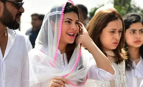 ശ്രീദേവിക്ക് അന്ത്യോപചാരമര്‍പ്പിക്കാന്‍ നിറഞ്ഞ ചിരിയുമായി ജാക്വിലിന്‍; അവിടെ ചിരിക്കൊനൊന്നുമില്ലെന്ന് സോഷ്യല്‍ മീഡിയ