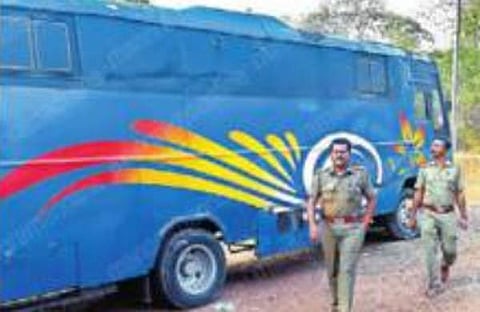 യുവ താരത്തിനു വിശ്രമിക്കാന്‍ എത്തിച്ച തമിഴ്‌നാട് കാരവന്‍ ഷൂട്ടിങ് ലൊക്കേഷനില്‍ കയറി കസ്റ്റഡിയിലെടുത്തു