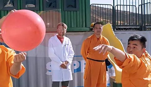 ഒരു ചില്ല് പൊട്ടിക്കാന്‍ സൂചി തന്നെ ധാരാളം; ഈ സന്യാസിയുടെ പ്രകടനം ആരെയും അത്ഭുതപ്പെടുത്തും