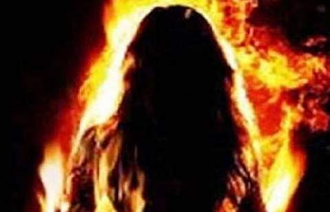 അന്യജാതിക്കാരനെ വിവാഹം ചെയ്തു; 19കാരിയെ അച്ഛനും ബന്ധുക്കളും ചേര്‍ന്ന് ചുട്ടുകൊന്നു; ഭര്‍ത്താവിന് ഗുരുതരമായി പൊള്ളലേറ്റു