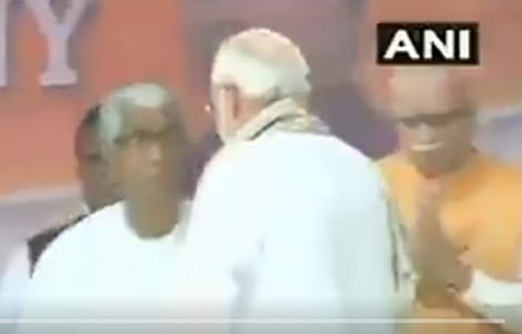 കൈകൂപ്പി അദ്വാനി, കണ്ടതായി ഭാവിക്കാതെ മോദി;  രൂക്ഷ വിമര്‍ശനവുമായി സോഷ്യല്‍ മീഡിയ; വീഡിയോ