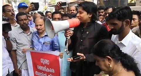 'വിശ്വാസത്തെ അസ്ഥിരപ്പെടുത്താന്‍ തക്കം പാര്‍ത്ത് നിരവധി പേര്‍' ; ആലഞ്ചേരിക്ക് പിന്തുണ അര്‍പ്പിച്ച് വിശ്വാസി സംഗമത്തില്‍ രാഹുല്‍ ഈശ്വര്‍ ( വീഡിയോ )