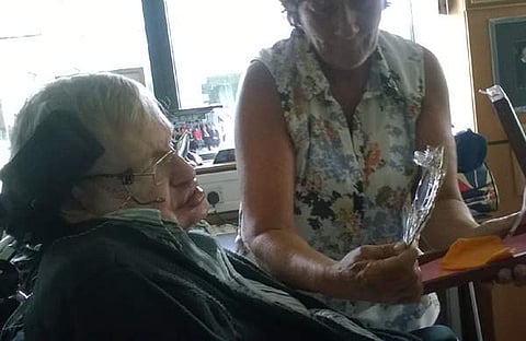 ഹോക്കിങ് ആറന്മുള കണ്ണാടി നോക്കുന്നു