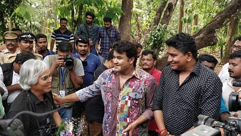 മോഹന്‍ലാലിനെ കാണാന്‍ നിക് ഉട്ട് തേങ്കുറിശിയില്‍: ചിത്രങ്ങള്‍ കാണാം