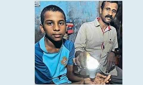 താഹിര്‍ ഒന്നു തൊട്ടു, സ്വിച്ചിട്ടപോലെ ബള്‍ബ് കത്തി; മിന്നും താരമായി ഏഴാം ക്ലാസ്സുകാരന്‍