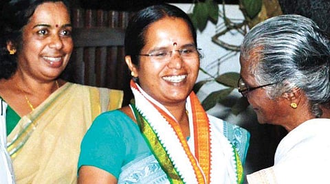 ‘ക​ട​ക്കൂ പു​റ​ത്ത്’ ; മുൻമന്ത്രി പി കെ ജയലക്ഷ്മിയോട് ഗു​രു​വാ​യൂ​ർ  ദേ​വ​സ്വം ഉ​ദ്യോ​ഗ​സ്ഥ​ൻ