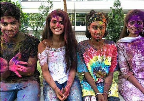 ഒരു അഡാറ് ഹോളി ആഘോഷവുമായി പ്രിയ പ്രകാശും പിള്ളേരും