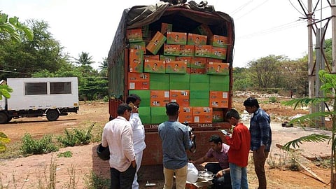 കര്‍ണാടക തെരഞ്ഞടുപ്പ്: 54 ലക്ഷം രൂപ പിടികൂടി; വോട്ടര്‍മാരെ സ്വാധിനിക്കാന്‍ പ്രഷര്‍ കുക്കറുമായി കോണ്‍ഗ്രസ് നേതാവ്