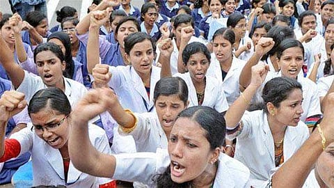 നഴ്‌സുമാര്‍ക്ക് സര്‍ക്കാര്‍ പ്രഖ്യാപിച്ച വേതനം നല്‍കാനാവില്ല ; കോടതിയെ സമീപിക്കുമെന്ന് ആശുപത്രി മാനേജ്‌മെന്റുകള്‍