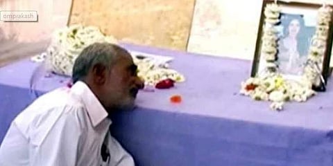 ശ്രീദേവിയെ വോട്ടര്‍പട്ടികയില്‍ ചേര്‍ത്ത് ഭാര്യയാക്കി; താരത്തിന്റെ ചിത്രത്തിന് മുന്നില്‍ കരഞ്ഞ് തളര്‍ന്ന് ഒരു ആരാധകന്‍