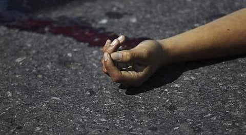 ബസിന്റെ ഡോറില്‍ നിന്ന് യാത്ര; പോസ്റ്റില്‍ തലയിടിച്ച് വിദ്യാര്‍ഥി മരിച്ചു