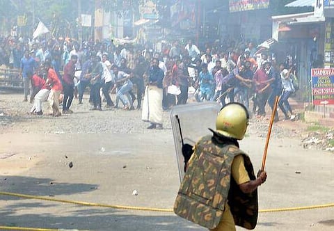 വിദ്യാര്‍ത്ഥി ആത്മഹത്യ ചെയ്ത സംഭവം : പാമ്പാടി സ്‌കൂള്‍ എസ്എഫ്‌ഐ അടിച്ചു തകര്‍ത്തു