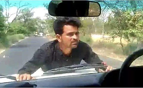 പ്രതിഷേധക്കാരനെ ബോണറ്റില്‍ കിടത്തി യുപി ഉദ്യോഗസ്ഥന്റെ കാര്‍ യാത്ര; വീഡിയോ വൈറല്‍